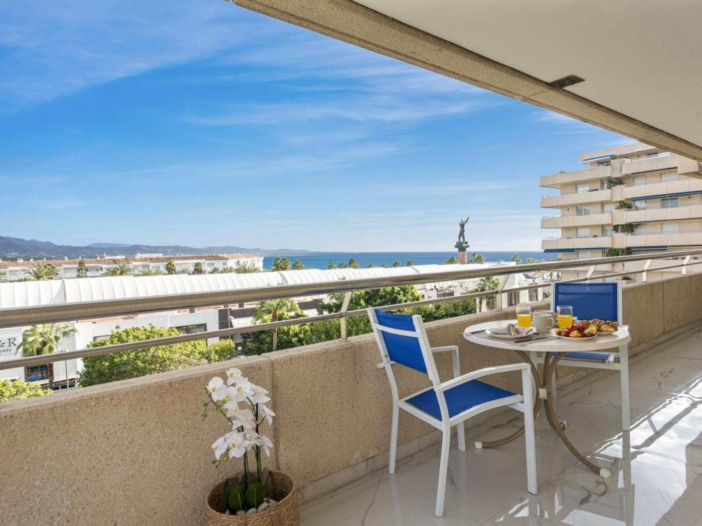 Vistas Al Mar En El Centro De Puerto Banus 3 4h Apartamento *